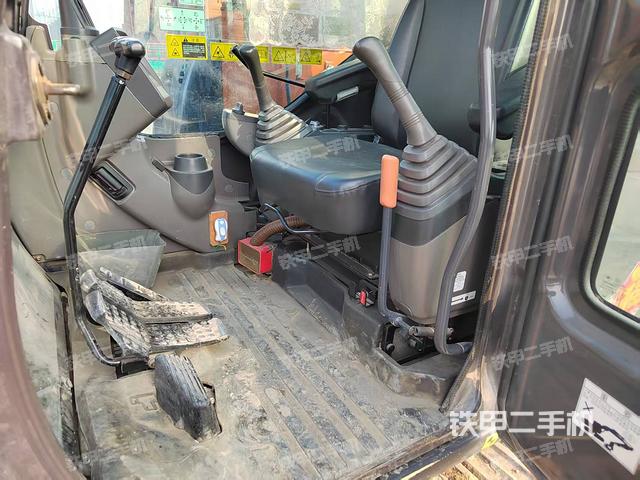 駕駛室整體(整機(jī)外觀) 駕駛室整體(整機(jī)外觀)