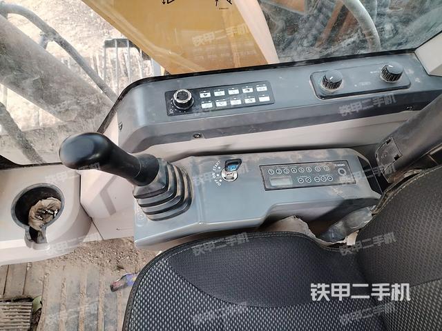 座椅右側(cè)控制臺(tái)/鑰匙門/油門/含右手柄（駕駛室部分）