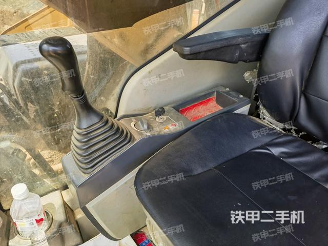 座椅右側(cè)控制臺/鑰匙門/油門/含右手柄(駕駛室部分) 座椅右側(cè)控制臺/鑰匙門/油門/含右手柄(駕駛室部分)