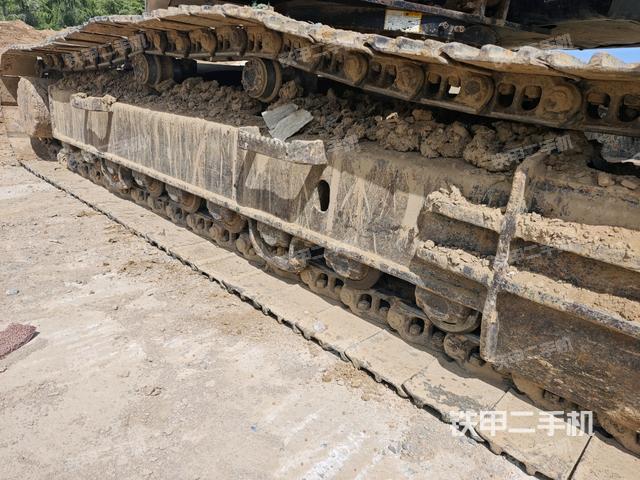 單側(cè)履帶整體(整機外觀) 單側(cè)履帶整體(整機外觀)