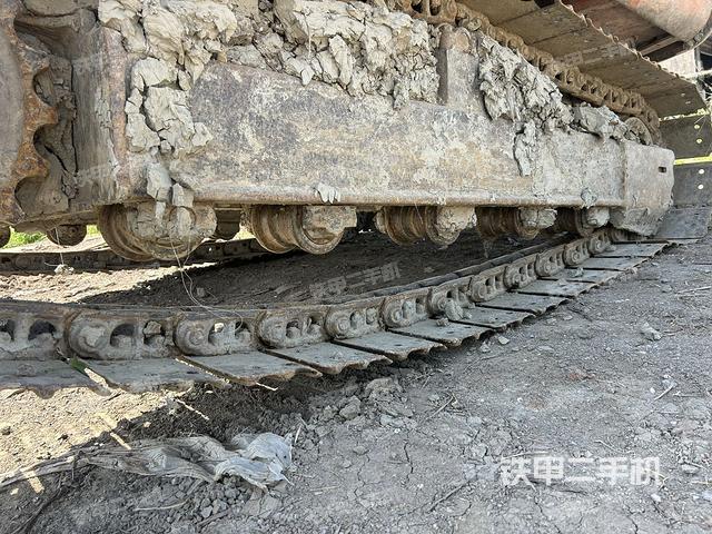 單側(cè)履帶整體(整機(jī)外觀) 單側(cè)履帶整體(整機(jī)外觀)