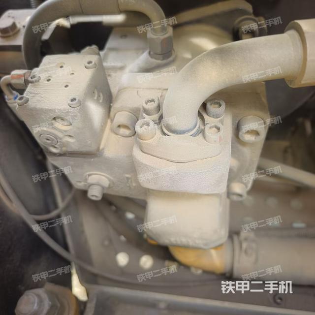 液壓泵艙室正面整體(整機外觀) 液壓泵艙室正面整體(整機外觀)