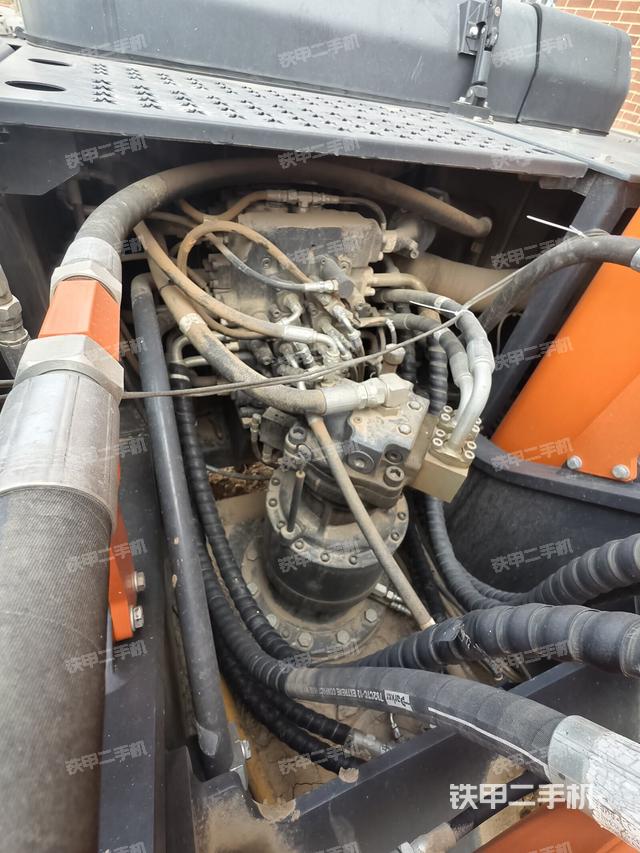 回轉(zhuǎn)馬達(dá)和主控閥(整機外觀) 回轉(zhuǎn)馬達(dá)和主控閥(整機外觀)