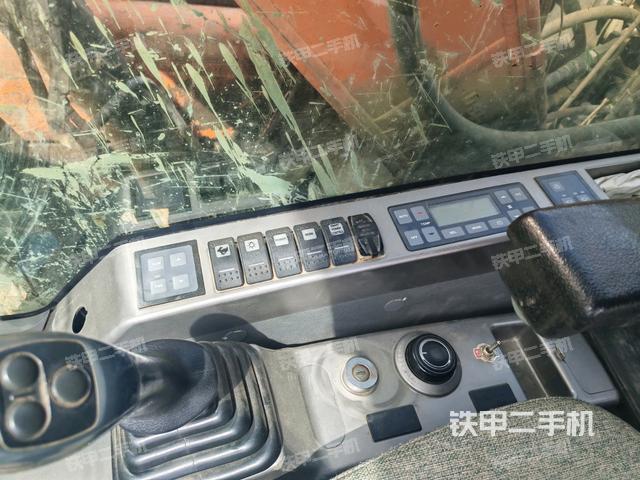 座椅右側(cè)控制臺(tái)/鑰匙門(mén)/油門(mén)/含右手柄(駕駛室部分) 座椅右側(cè)控制臺(tái)/鑰匙門(mén)/油門(mén)/含右手柄(駕駛室部分)