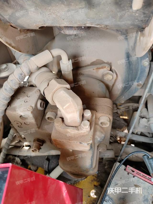 液壓泵艙室正面整體(整機外觀) 液壓泵艙室正面整體(整機外觀)