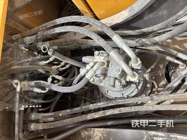 回轉馬達和主控閥(整機外觀) 回轉馬達和主控閥(整機外觀)