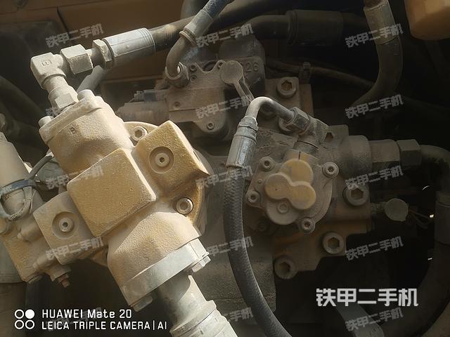 液壓泵艙室正面整體（整機外觀）