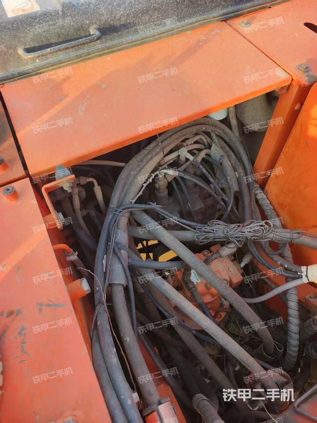 駕駛室頂部(整機(jī)外觀) 駕駛室頂部(整機(jī)外觀)