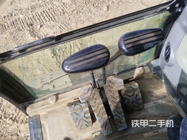 行走控制手柄和踏板?俯拍(駕駛室部分) 行走控制手柄和踏板?俯拍(駕駛室部分)