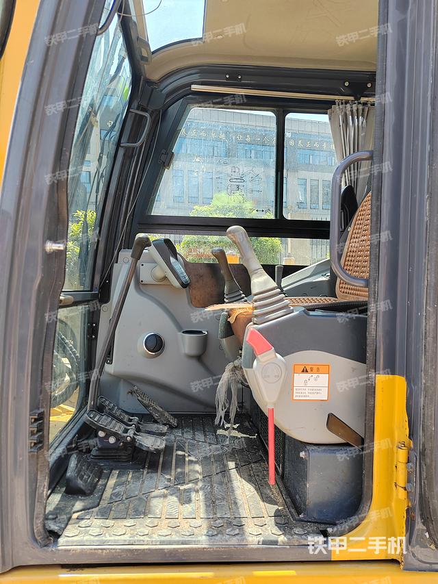 驾驶室顶部（整机外观）