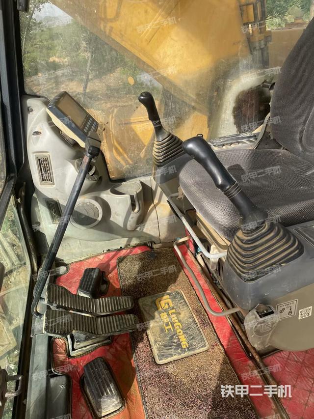 行走控制手柄和踏板?俯拍(駕駛室部分) 行走控制手柄和踏板?俯拍(駕駛室部分)