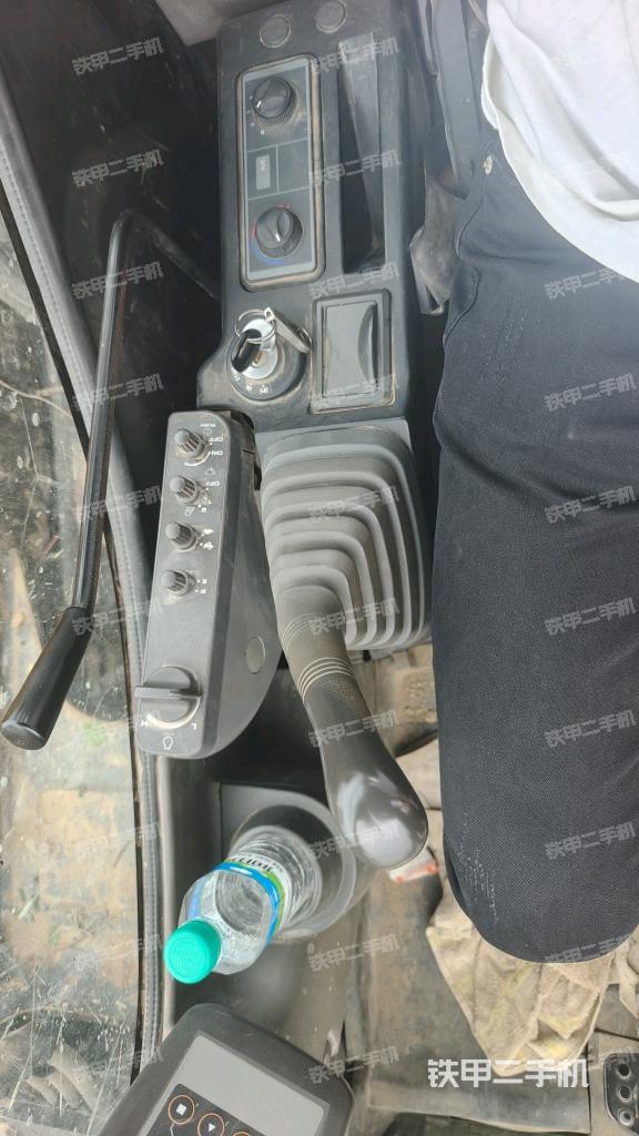 座椅右側(cè)控制臺(tái)/鑰匙門(mén)/油門(mén)/含右手柄(駕駛室部分) 座椅右側(cè)控制臺(tái)/鑰匙門(mén)/油門(mén)/含右手柄(駕駛室部分)