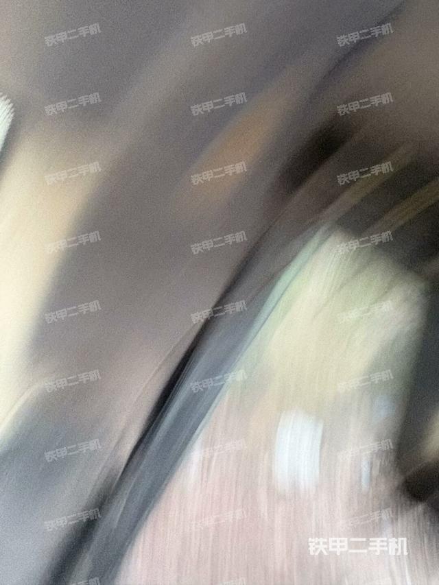 行走控制手柄和踏板?俯拍（駕駛室部分）