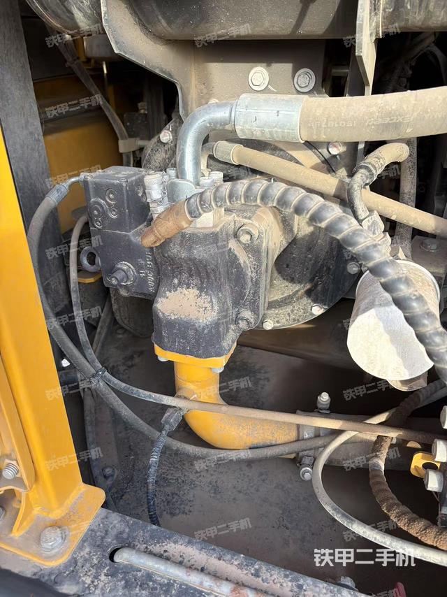 液壓泵艙室正面整體(整機外觀) 液壓泵艙室正面整體(整機外觀)