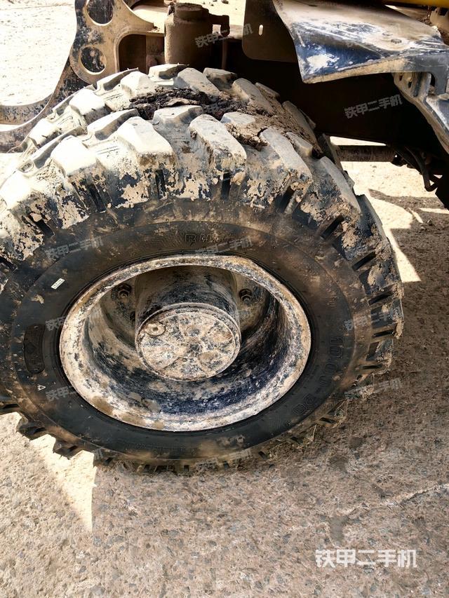 右驅(qū)動輪（行走機(jī)構(gòu)）