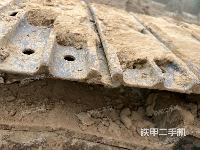 單側(cè)履帶整體(整機(jī)外觀) 單側(cè)履帶整體(整機(jī)外觀)