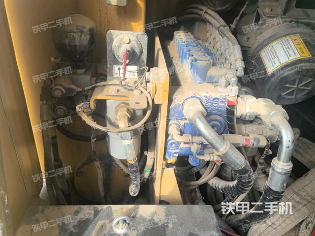 回轉(zhuǎn)馬達(dá)和主控閥(整機(jī)外觀) 回轉(zhuǎn)馬達(dá)和主控閥(整機(jī)外觀)