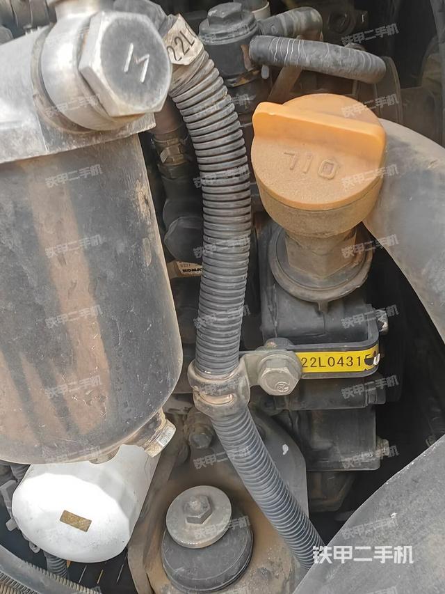 液壓泵艙室正面整體（整機外觀）