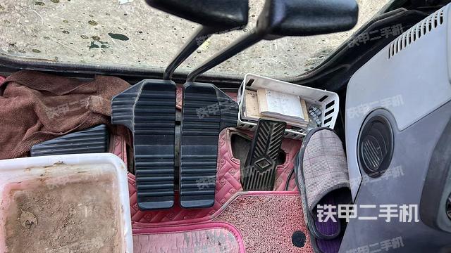 行走控制手柄和踏板?俯拍（駕駛室部分）