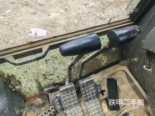 行走控制手柄和踏板?俯拍(駕駛室部分) 行走控制手柄和踏板?俯拍(駕駛室部分)
