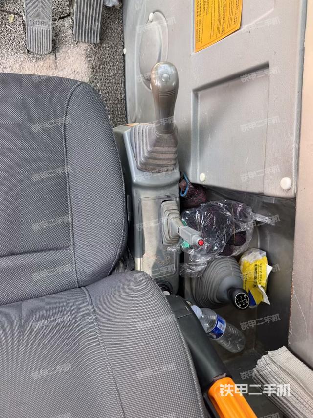 座椅左側(cè)控制臺/音響/含左手柄（駕駛室部分）