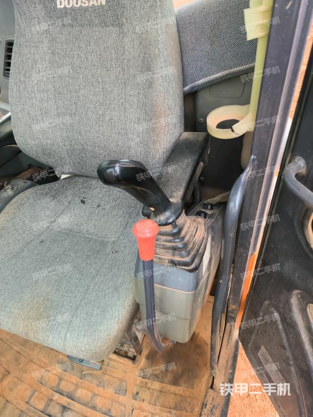 座椅右側(cè)控制臺/鑰匙門/油門/含右手柄(駕駛室部分) 座椅右側(cè)控制臺/鑰匙門/油門/含右手柄(駕駛室部分)