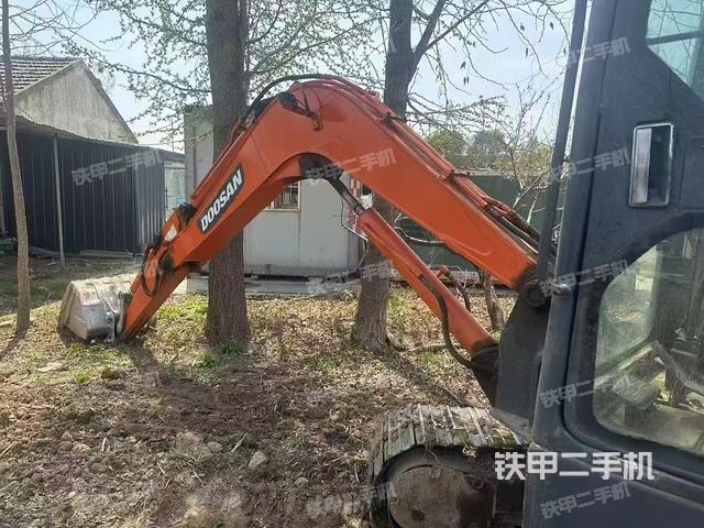 單側(cè)履帶整體（整機(jī)外觀）