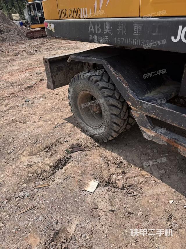 右驅(qū)動輪（行走機構(gòu)）