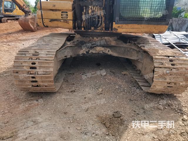 轉(zhuǎn)盤和下車架正前（工作和回轉(zhuǎn)裝置）