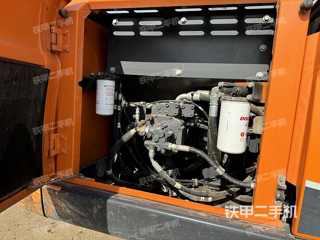 液壓泵艙室正面整體(整機(jī)外觀) 液壓泵艙室正面整體(整機(jī)外觀)