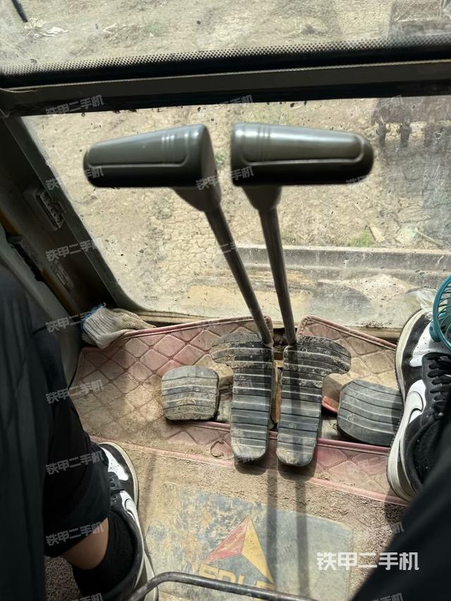 座椅右側(cè)控制臺(tái)/鑰匙門(mén)/油門(mén)/含右手柄（駕駛室部分）