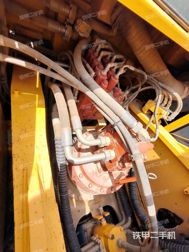 回轉(zhuǎn)馬達(dá)和主控閥（整機(jī)外觀）