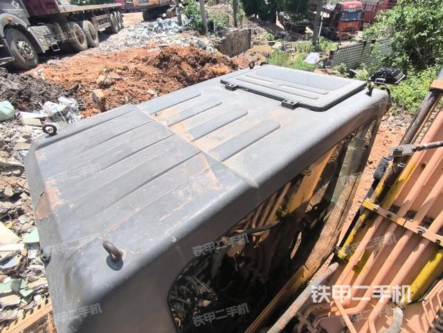 駕駛室頂部(整機(jī)外觀) 駕駛室頂部(整機(jī)外觀)