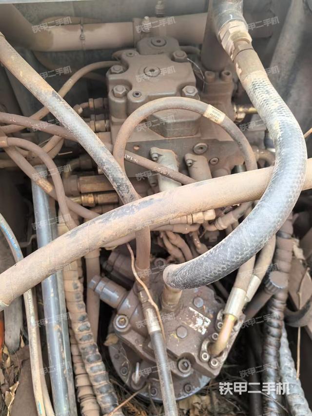 回转马达和主控阀（整机外观）