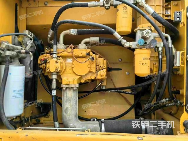 液壓泵艙室正面整體（整機外觀）