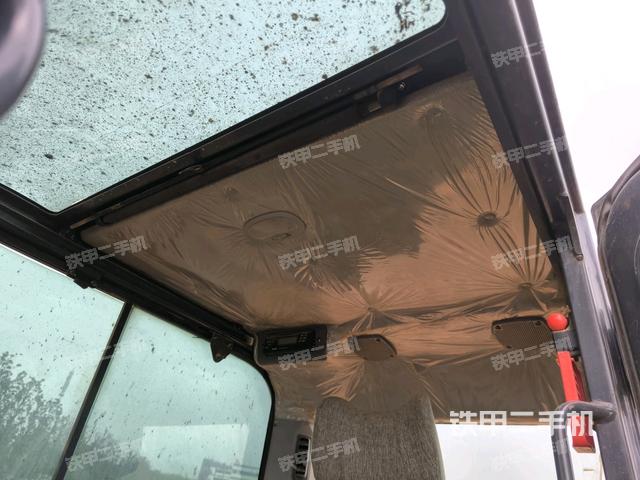 行走控制手柄和踏板?俯拍(駕駛室部分) 行走控制手柄和踏板?俯拍(駕駛室部分)