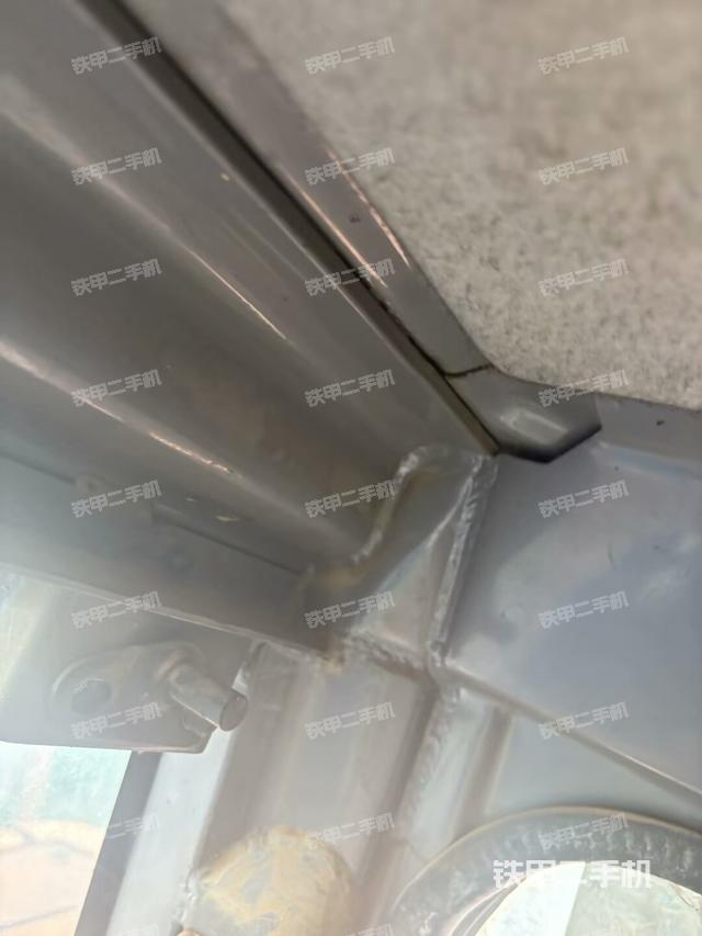 行走控制手柄和踏板?俯拍(駕駛室部分) 行走控制手柄和踏板?俯拍(駕駛室部分)