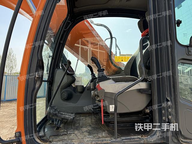 駕駛室整體(整機(jī)外觀) 駕駛室整體(整機(jī)外觀)