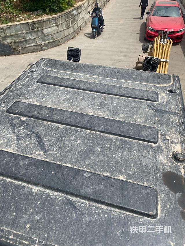 駕駛室頂部(整機(jī)外觀) 駕駛室頂部(整機(jī)外觀)