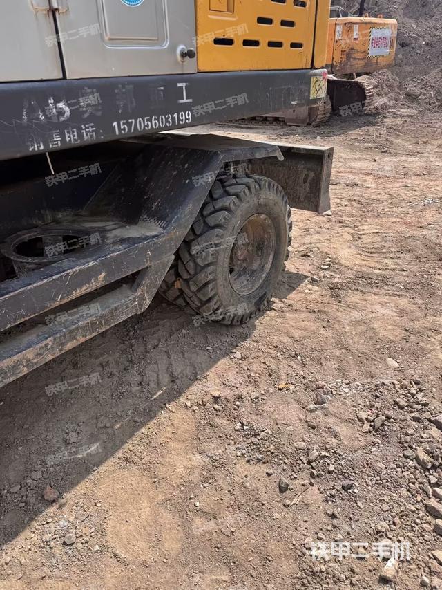 左驅(qū)動輪（行走機構(gòu)）