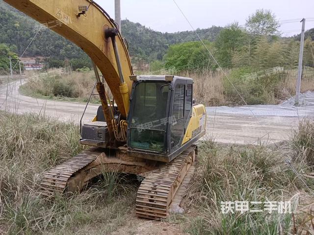 駕駛室頂部(整機(jī)外觀) 駕駛室頂部(整機(jī)外觀)