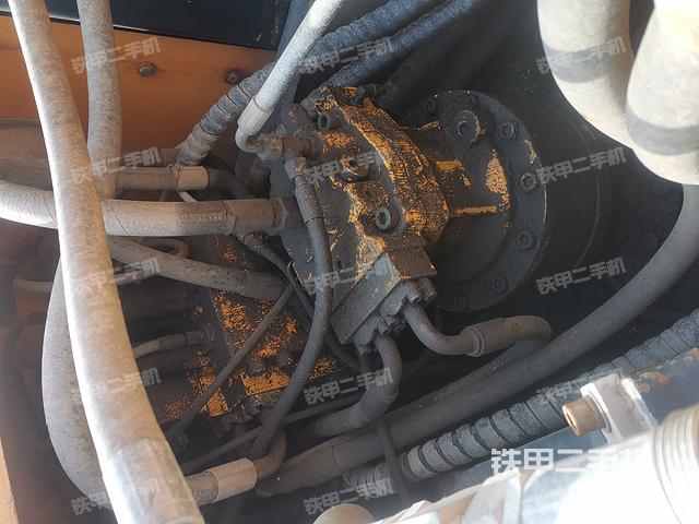 回轉(zhuǎn)馬達和主控閥(整機外觀) 回轉(zhuǎn)馬達和主控閥(整機外觀)