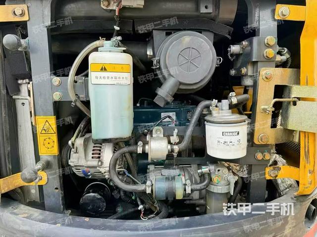 回转马达和主控阀（整机外观）