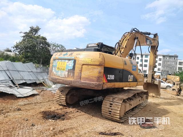 卡特彼勒320D液压挖掘机的设备实拍-第3张实拍照片