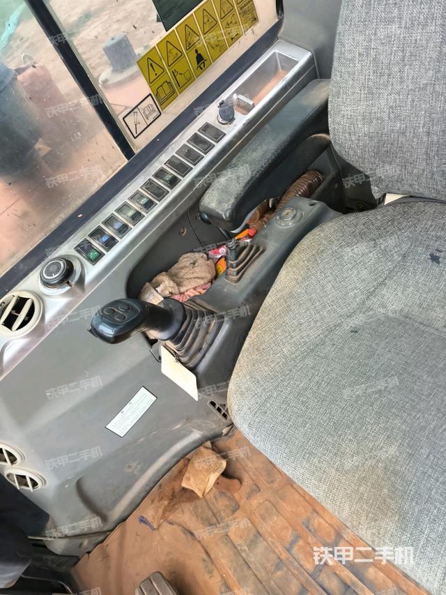 座椅左側(cè)控制臺/音響/含左手柄(駕駛室部分) 座椅左側(cè)控制臺/音響/含左手柄(駕駛室部分)