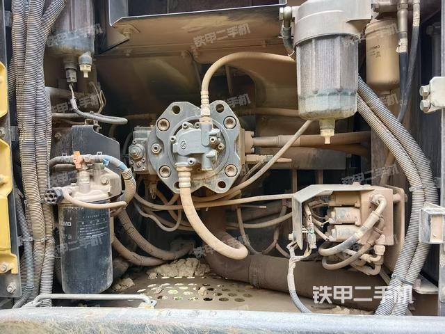 液壓泵艙室正面整體(整機(jī)外觀) 液壓泵艙室正面整體(整機(jī)外觀)