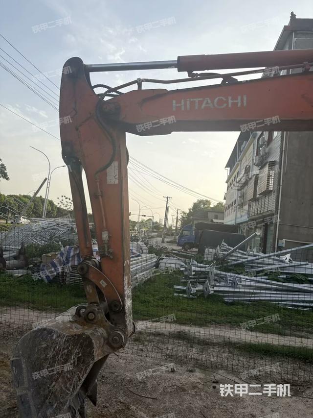 鏟斗右后整體(工作和回轉(zhuǎn)裝置) 鏟斗右后整體(工作和回轉(zhuǎn)裝置)