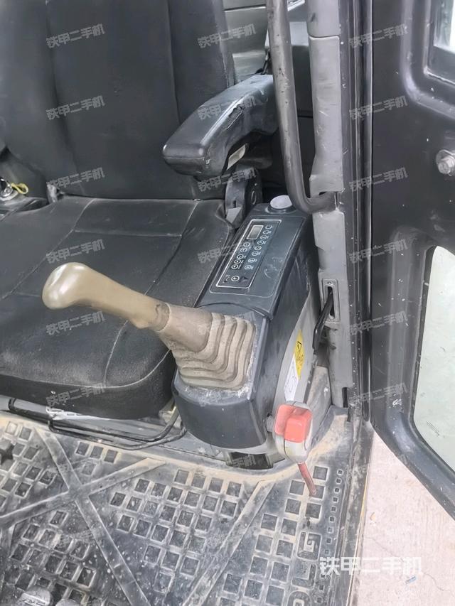 座椅右側(cè)控制臺(tái)/鑰匙門/油門/含右手柄（駕駛室部分）