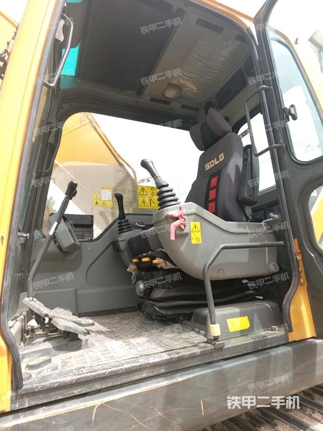 駕駛室整體(整機(jī)外觀) 駕駛室整體(整機(jī)外觀)