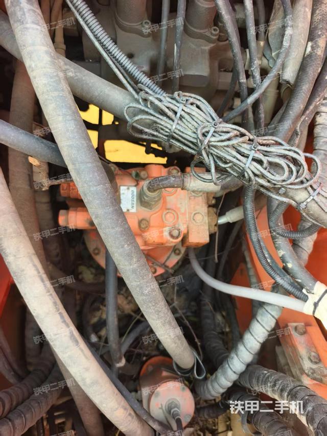 回轉(zhuǎn)馬達(dá)和主控閥(整機(jī)外觀) 回轉(zhuǎn)馬達(dá)和主控閥(整機(jī)外觀)